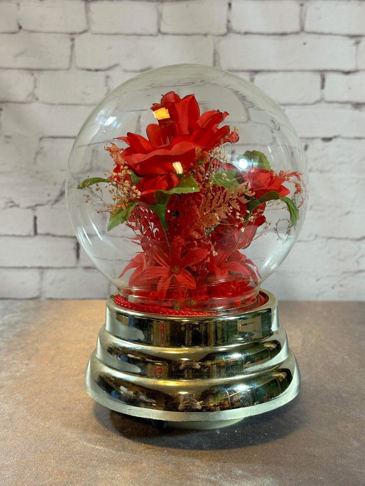 Vintage 1070s Illuminated Red Roses Glass Globe Windup Music Spins VHD QCC