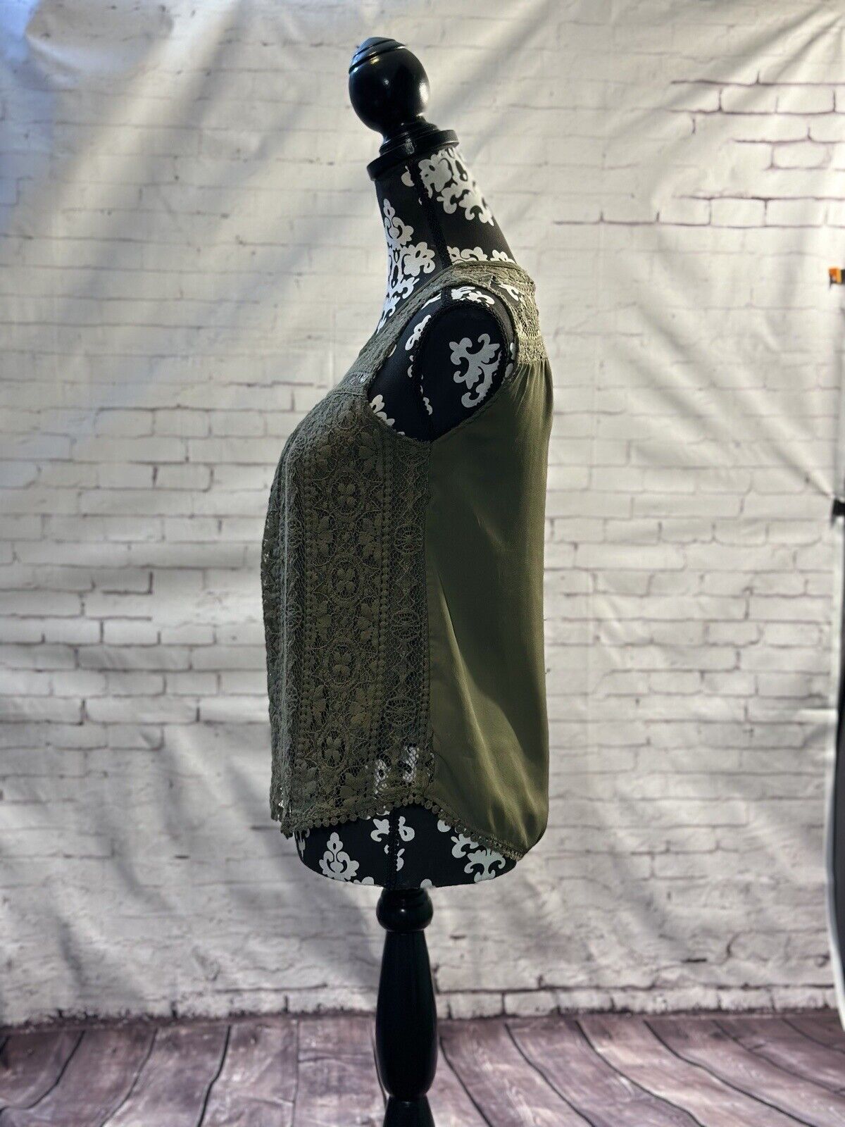 AMERICAN EAGLE Sleeveless, High Neck, Lace Green Top Size S