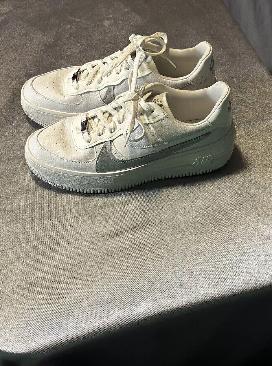 Wmns Air Force 1 '07 Essential 'Silver Swoosh' - Sz 9 WCLTH