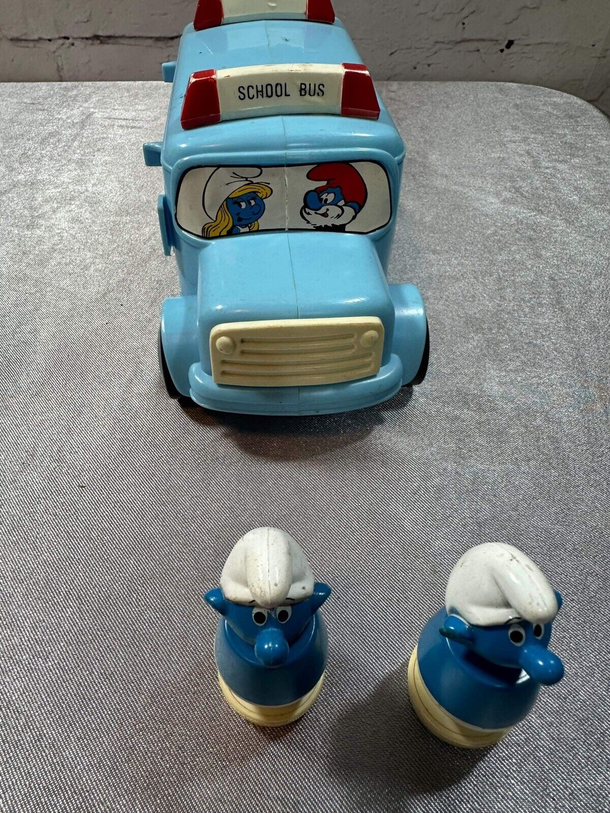 Vintage Smurf School Bus Toy Moving Parts Slide w/ 2 Figurines VTY 003