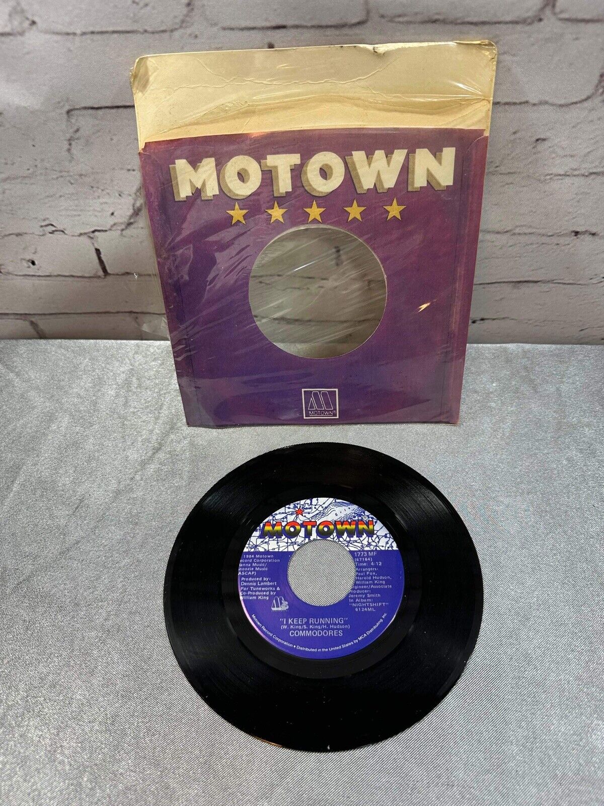 Commodores – Nightshift / I Keep Running 45 RPM Vinyl Record 7" MOTOWN M 1773X