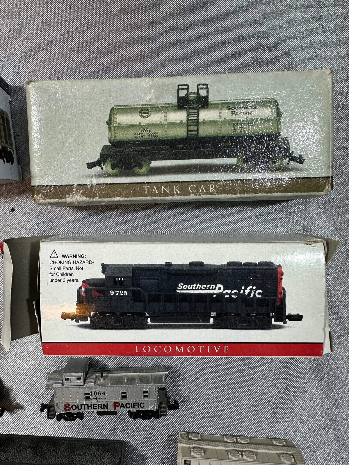 10Pc. High Speed Metal N Scale Train Display Set Southern Pacific Railroad Train