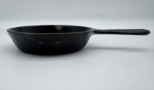 Vintage Unmarked 4D Cast Iron Skillet w/ Heat Ring Cookware 8