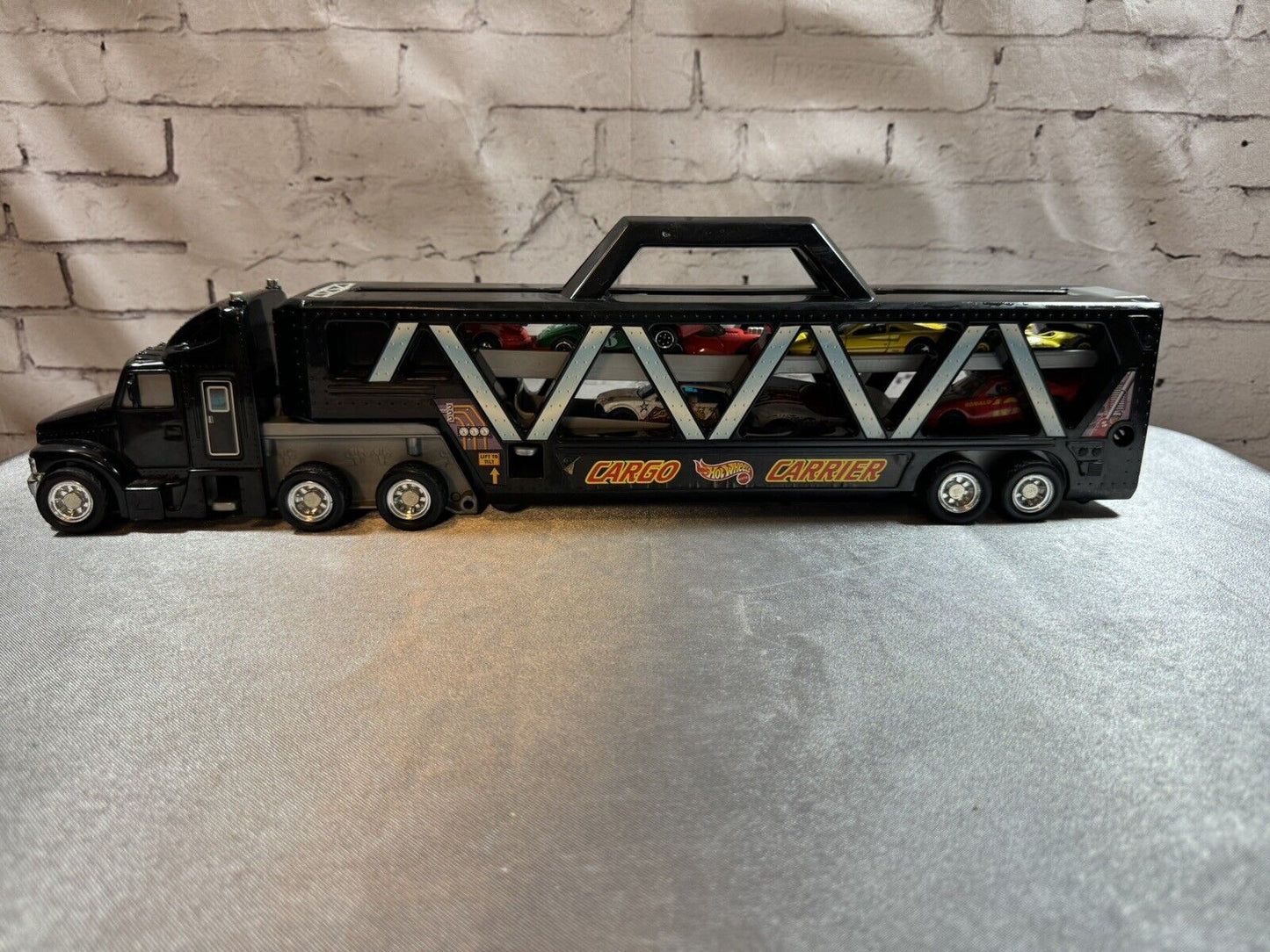 1997 Hot Wheels Cargo Carrier Semi Truck Car Hauler w/ 8 Mystery Match Box VTY