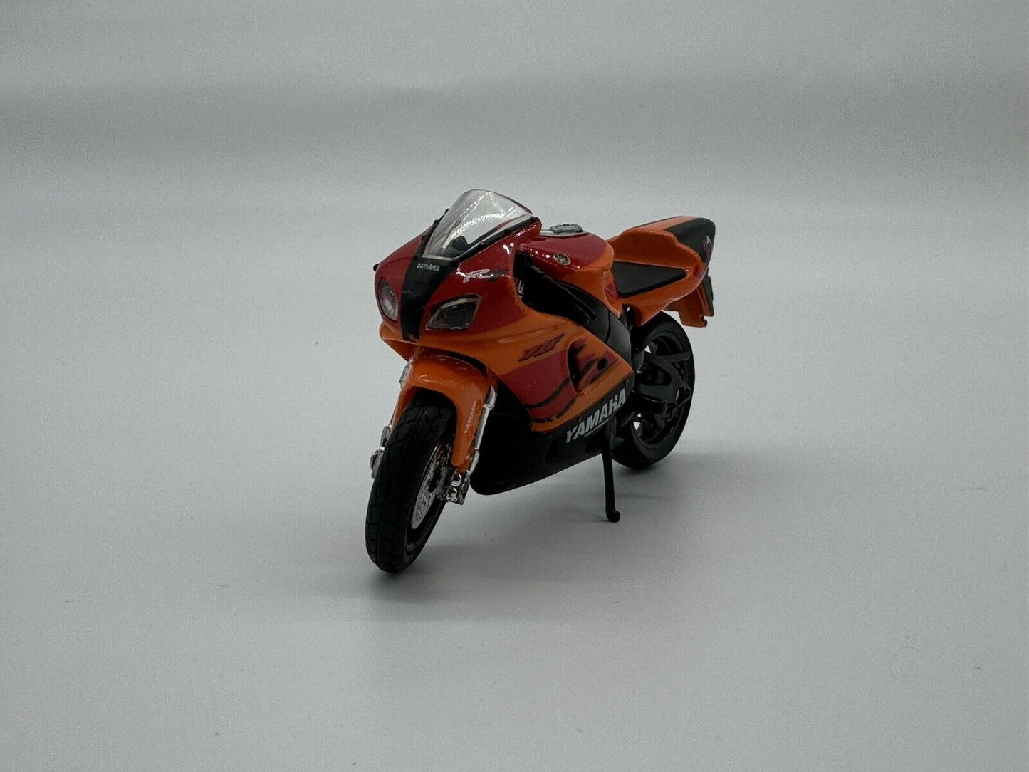 YAMAHA YZF-R7 MOTORCYCLE 1/18 SCALE COLLECTIBLE DIORAMA DIECAST MODEL BIKE