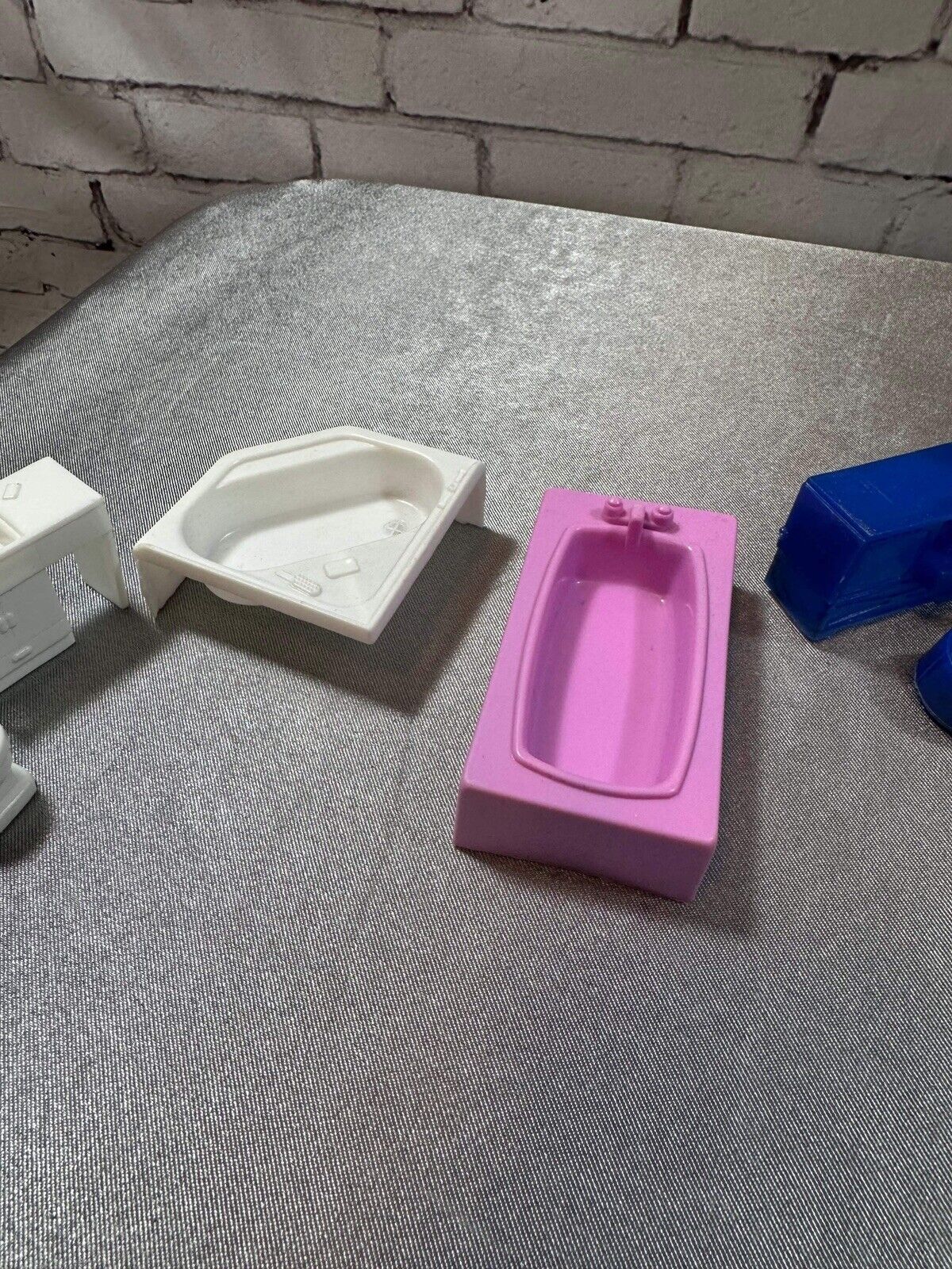 Lot of 14 Vintage Miniature Dollhouse Furniture & Appliances VTY 004