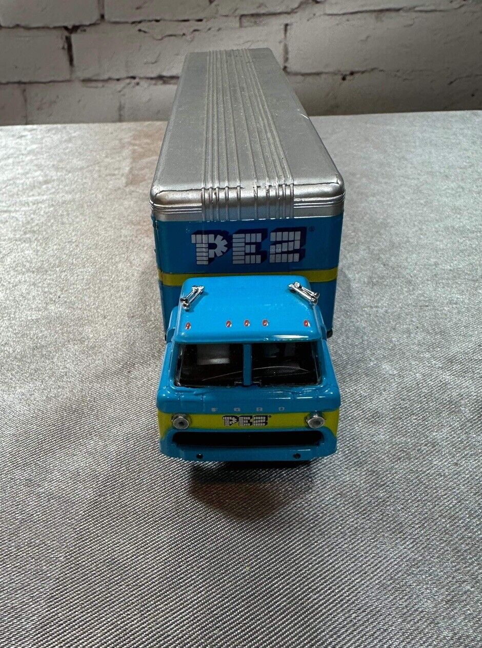 M2 Machines Pez 64 Ford C-950 & '65 Ford Econoline Delivery Van Diecast VTY 002