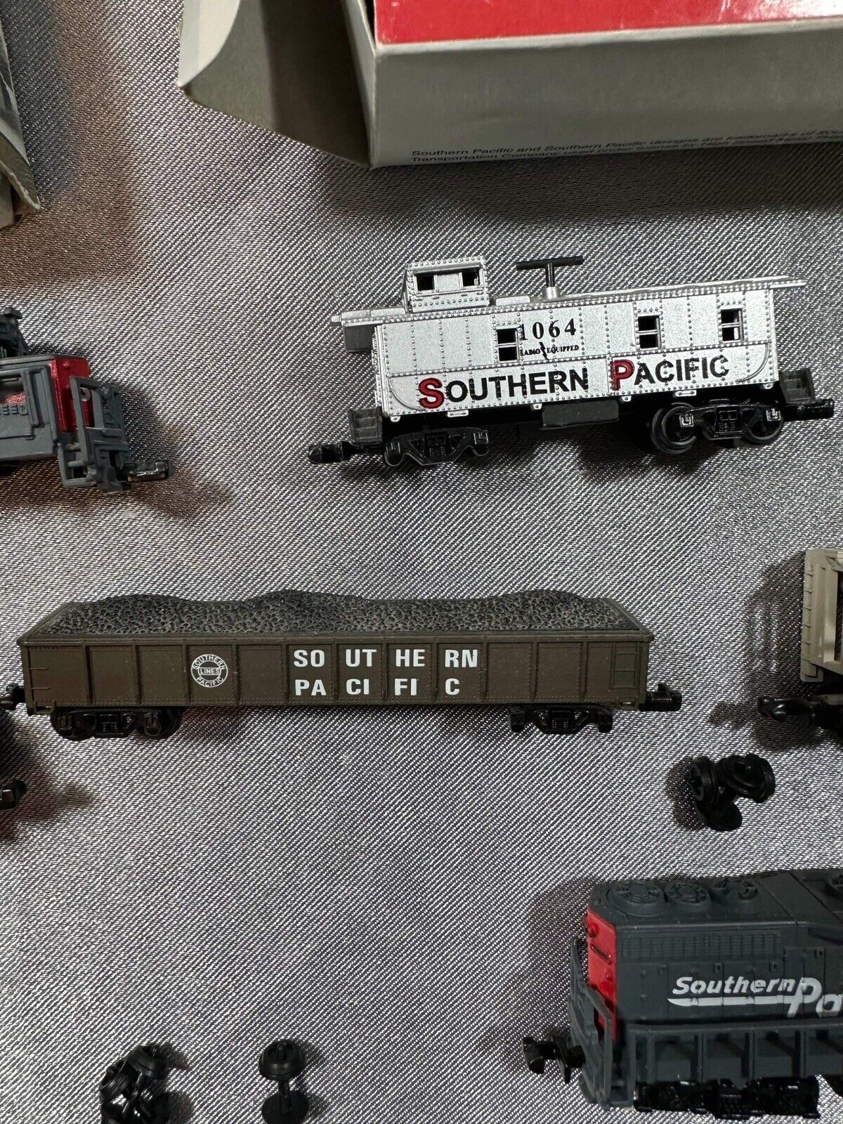 10Pc. High Speed Metal N Scale Train Display Set Southern Pacific Railroad Train