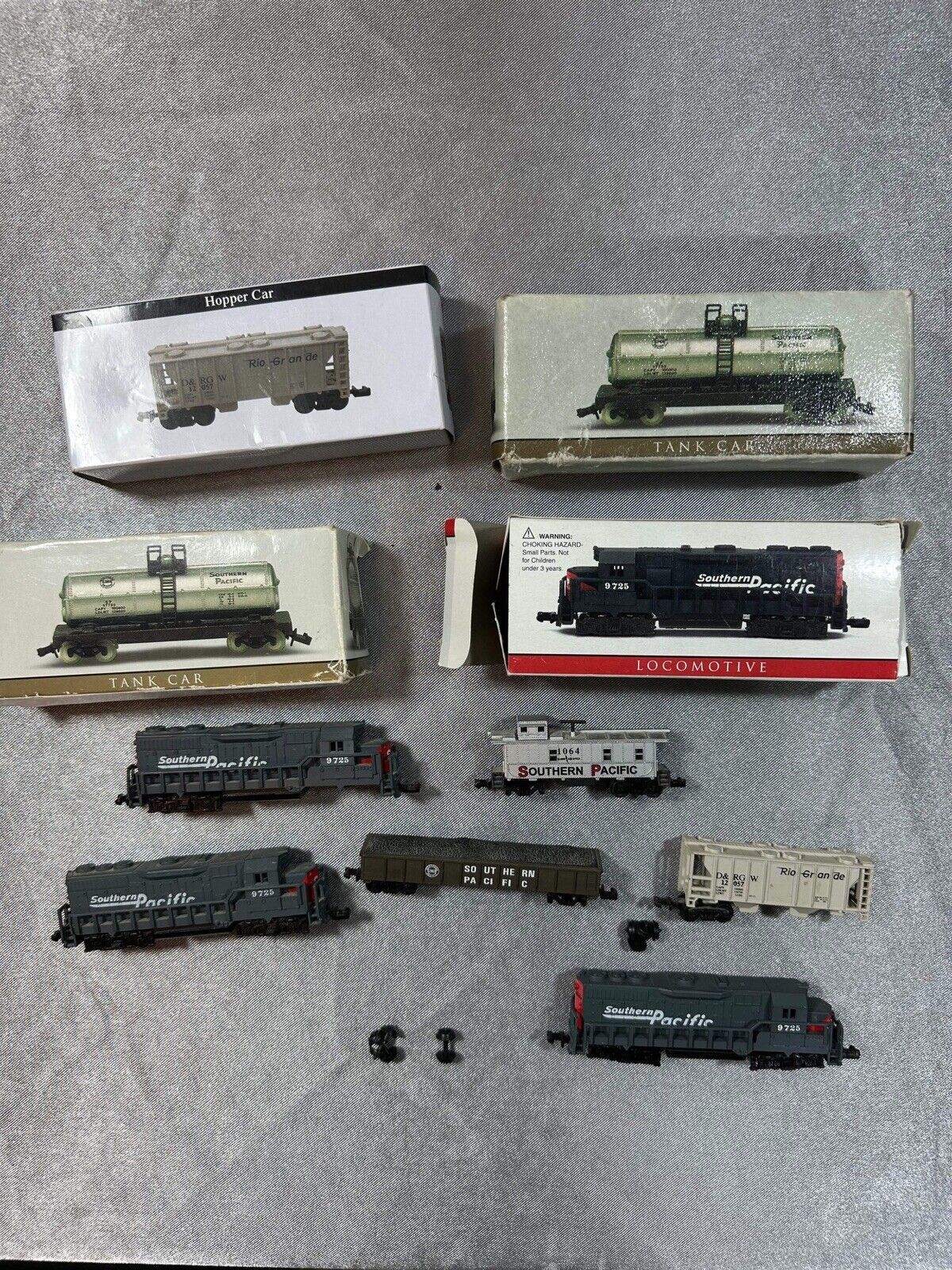 10Pc. High Speed Metal N Scale Train Display Set Southern Pacific Railroad Train