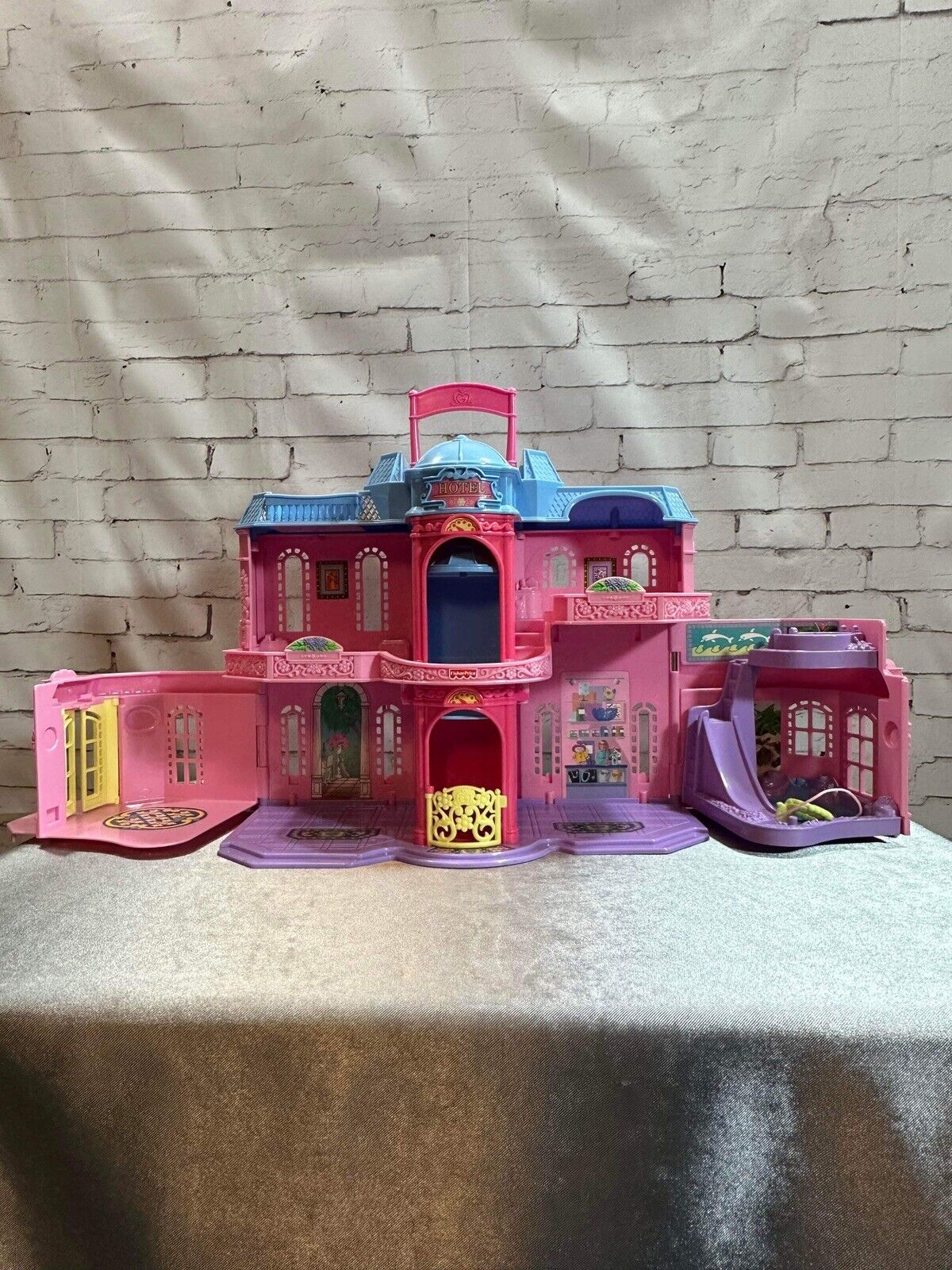 VTG Fisher Price Dolls 2001 Sweet Streets Hotel Cafe 75420 VTY