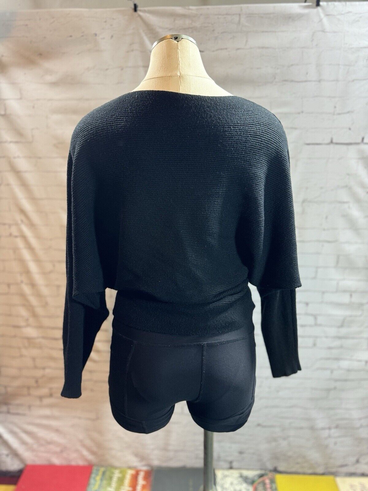 Women’s SZ M oversized Tunic Fitted Waistline Slit Neck Sweater - WCLTH 001
