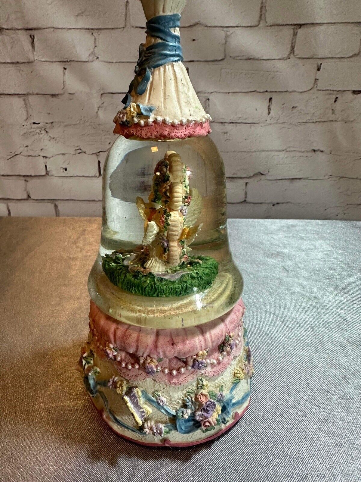 Vintage Musical dove Snow Globe Flowered Bouquet Plays “The Entertainer” VCFG