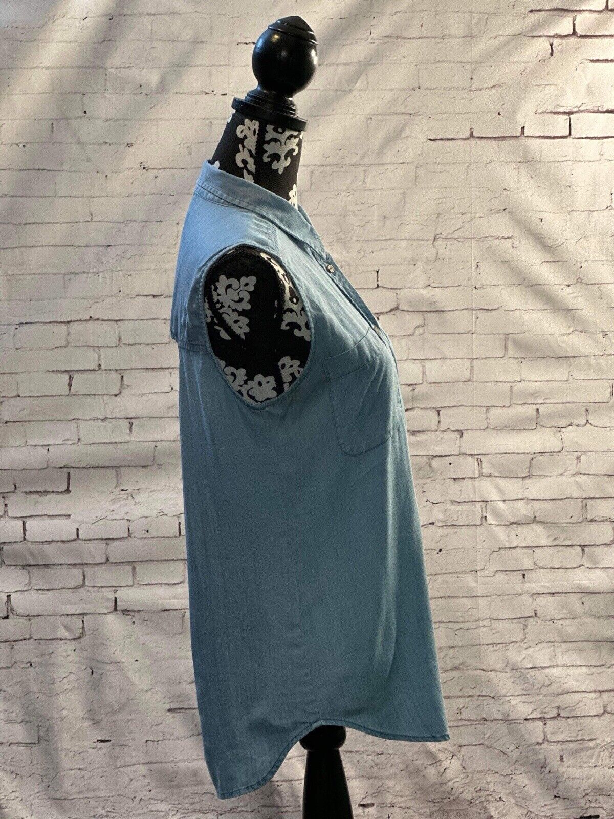 American Eagle Sleeveless Chambray Cut Out Back Button Down Size Small WCLTH