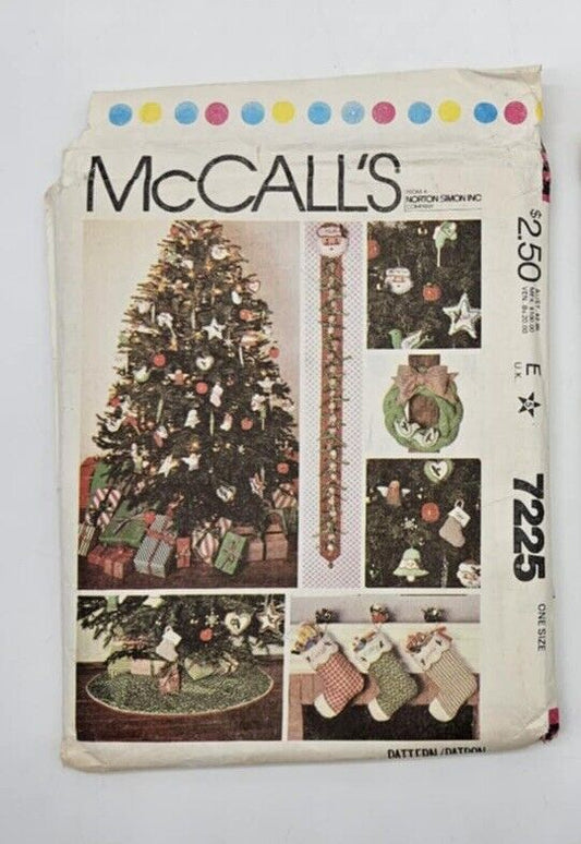 Christmas Stocking Ornaments Skirt McCalls 7225 Craft Sewing Pattern VTG Wreath