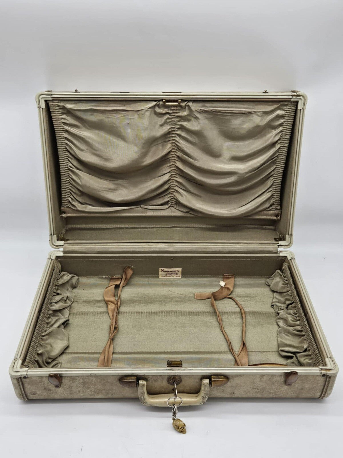 VINTAGE OFF WHITE SAMSONITE LUGGAGE TRAIN CASE TRAVEL BAG SUITCASE W/ SKULL KEY