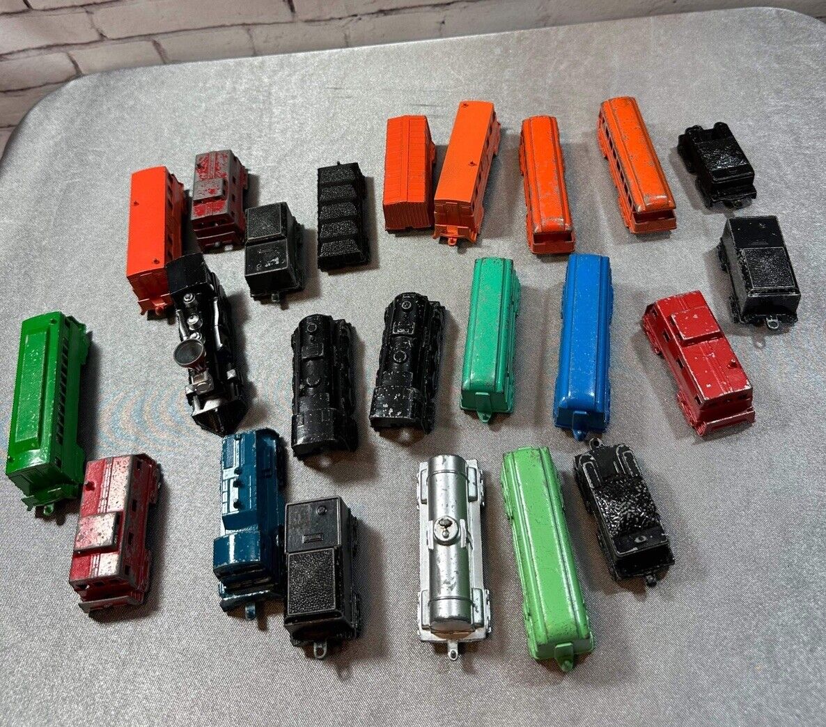 Lot of 23 Vintage Midgetoy Diecast Painted Railroad Train Cars VTY 003