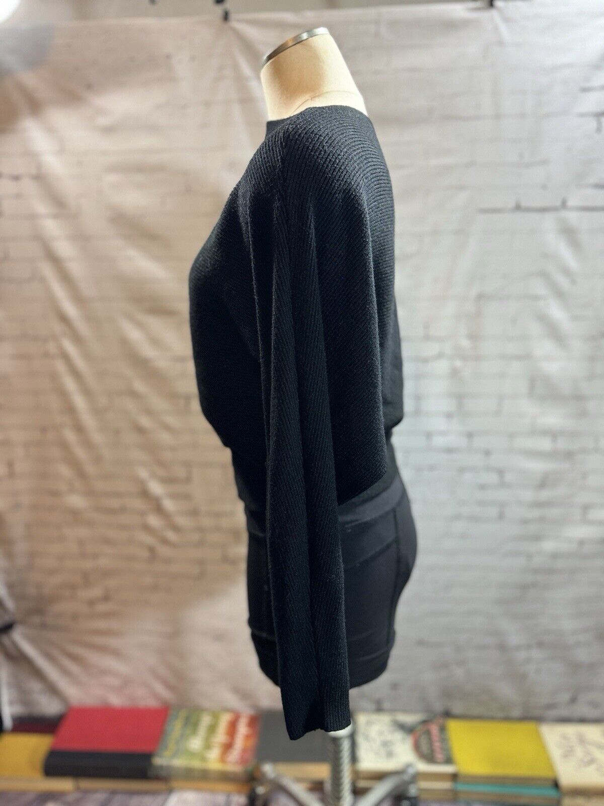Women’s SZ M oversized Tunic Fitted Waistline Slit Neck Sweater - WCLTH 001