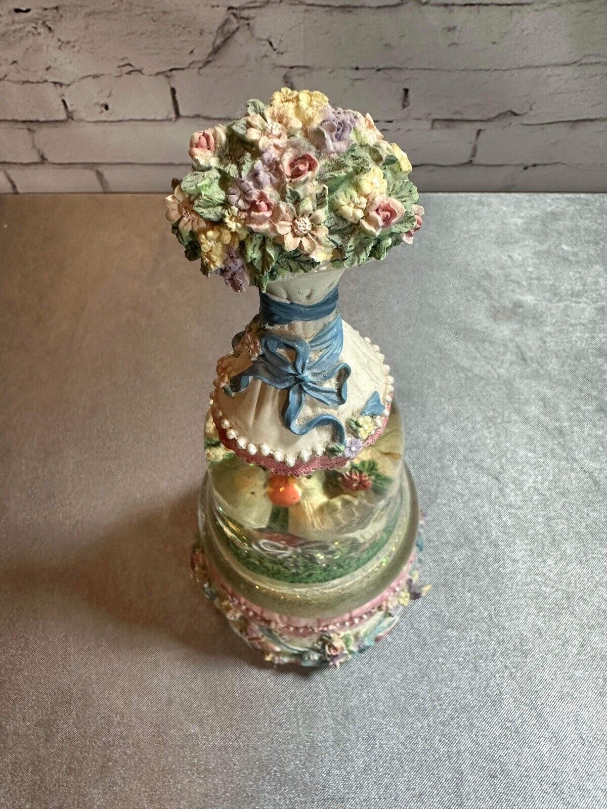 Vintage Musical dove Snow Globe Flowered Bouquet Plays “The Entertainer” VCFG