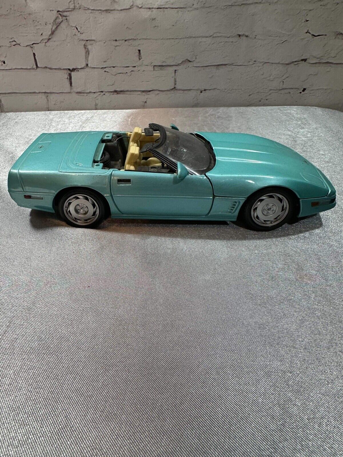 Maisto Special Ed. 1996 Powder Light Blue Chevrolet Corvette 1:18 Diecast VTY002