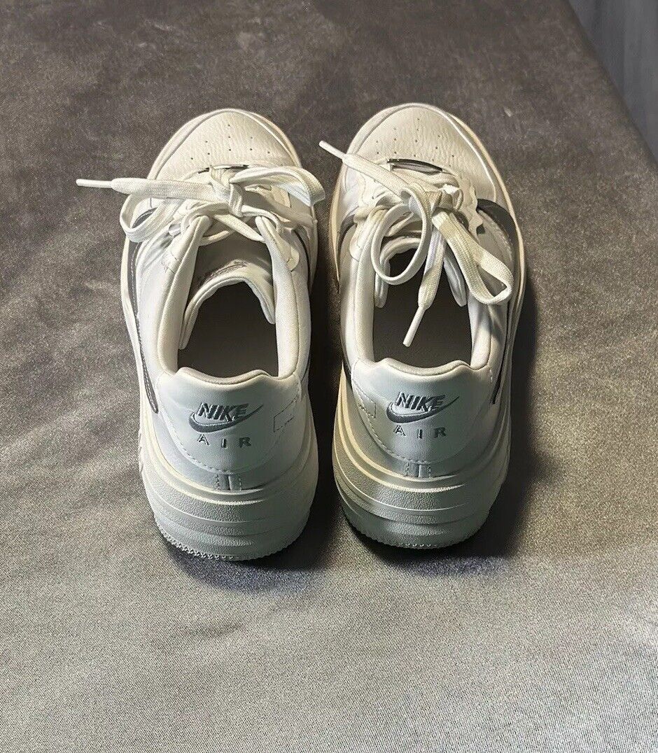 Wmns Air Force 1 '07 Essential 'Silver Swoosh' - Sz 9 WCLTH