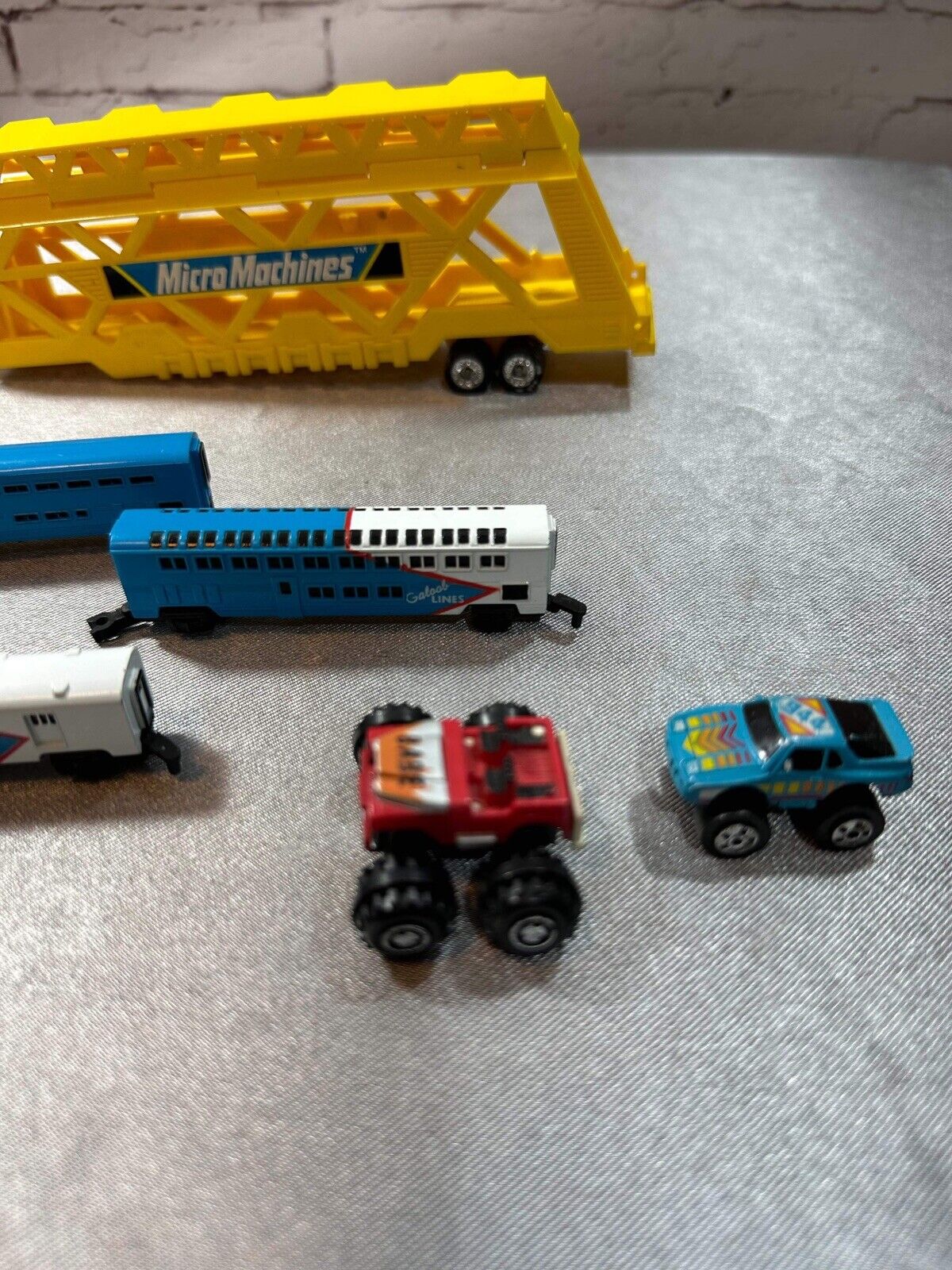 Vintage Galoob Lines train set Car Hauler & Two Cars Micro Machines 1989 VTY 002