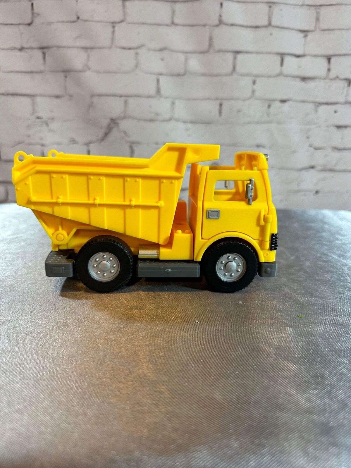 FISHER PRICE DUMP TRUCK PLASTIC 7"X 4" LEVER ACTION POPS UP BACK VTY