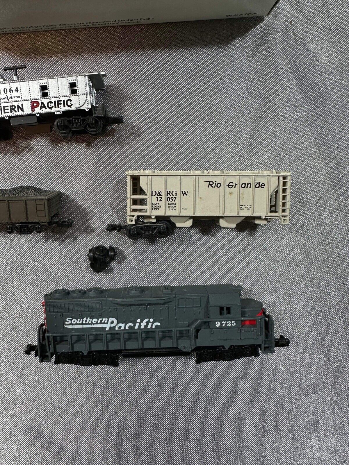 10Pc. High Speed Metal N Scale Train Display Set Southern Pacific Railroad Train