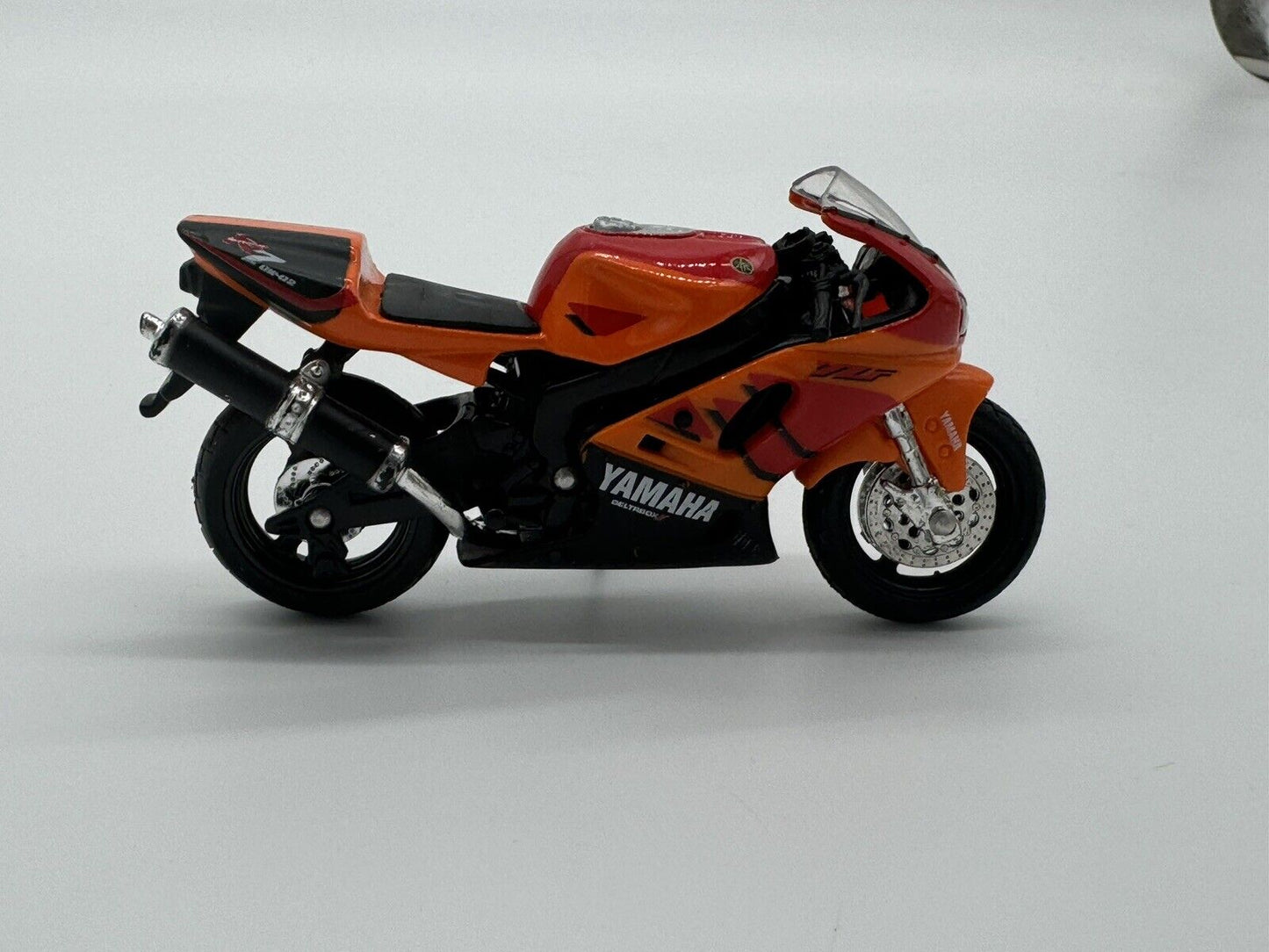 YAMAHA YZF-R7 MOTORCYCLE 1/18 SCALE COLLECTIBLE DIORAMA DIECAST MODEL BIKE