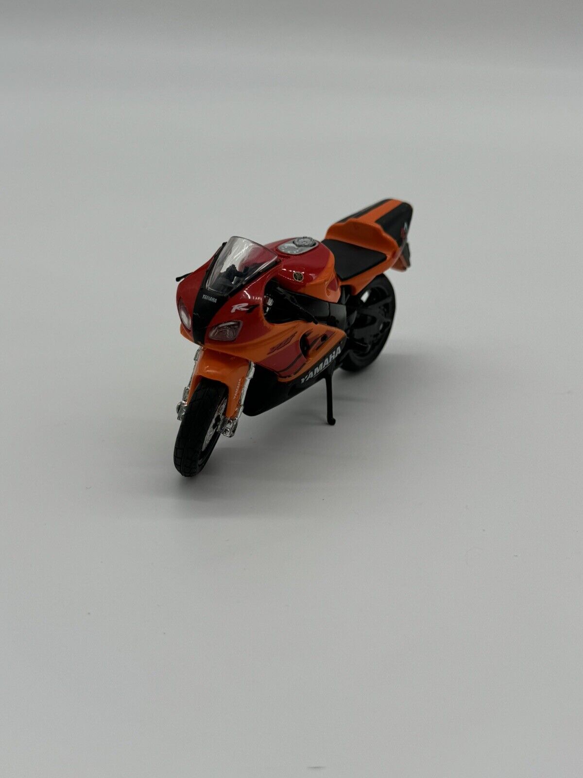 YAMAHA YZF-R7 MOTORCYCLE 1/18 SCALE COLLECTIBLE DIORAMA DIECAST MODEL BIKE