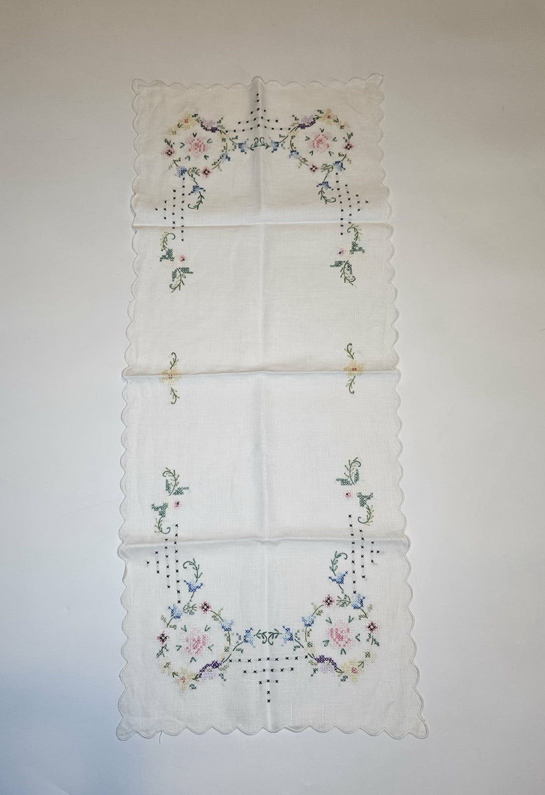 Vintage Hand-Crafted / Hand-Embroidered Linen Table Runner Floral Scalloped Edge