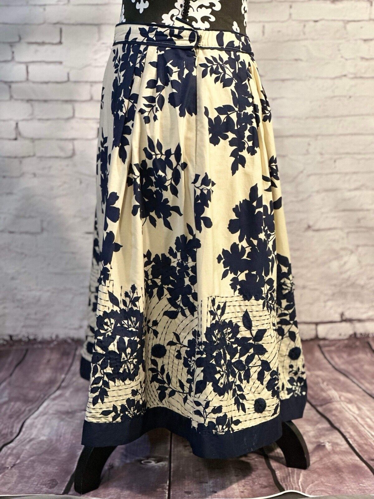 Coldwater Creek cotton Beige Navy Floral Skirt Size Small WCLTH