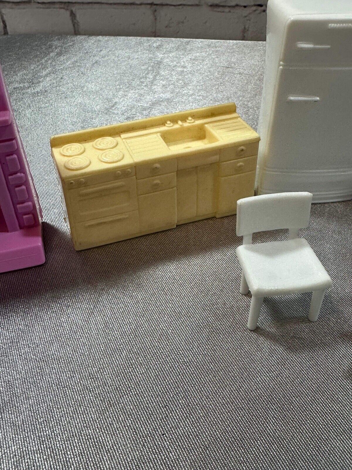 Lot of 8 Vintage Miniature Dollhouse Furniture & Appliances VTY 004