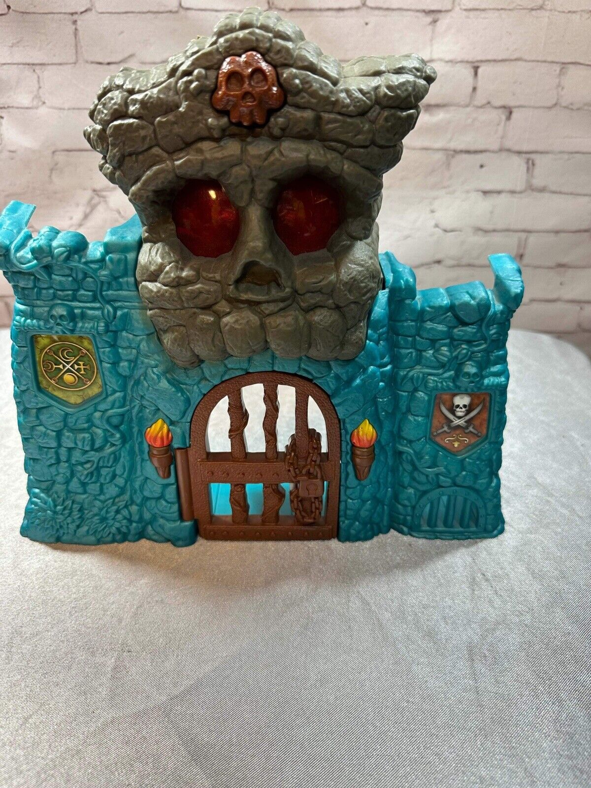 SKULL CASTLE PLAYSET WITH LIGHTS AND SOUNDS FOR 3.75" ACTION FIGURES VTY 002