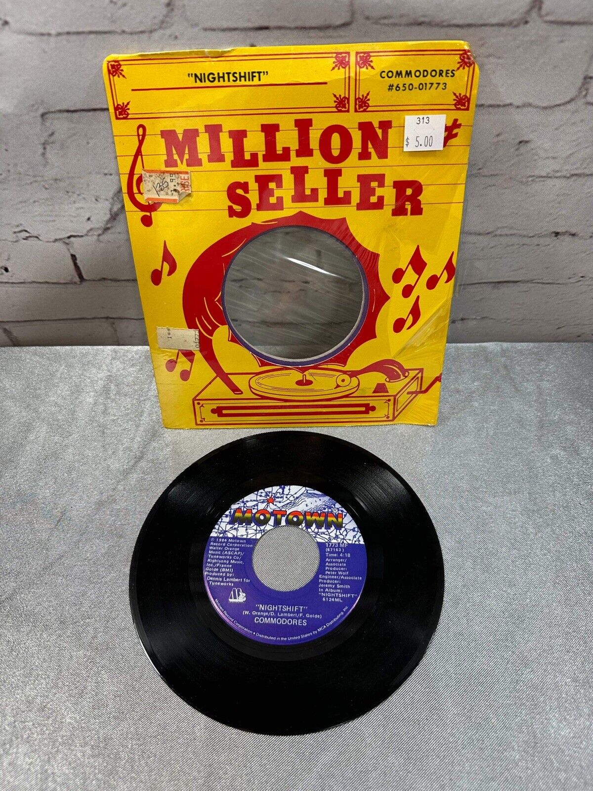 Commodores – Nightshift / I Keep Running 45 RPM Vinyl Record 7" MOTOWN M 1773X