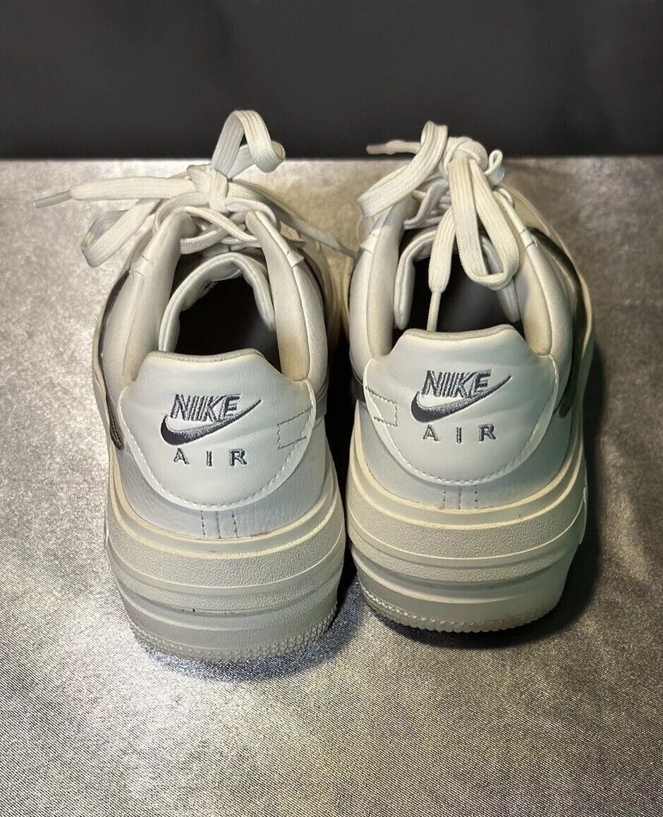 Wmns Air Force 1 '07 Essential 'Silver Swoosh' - Sz 9 WCLTH
