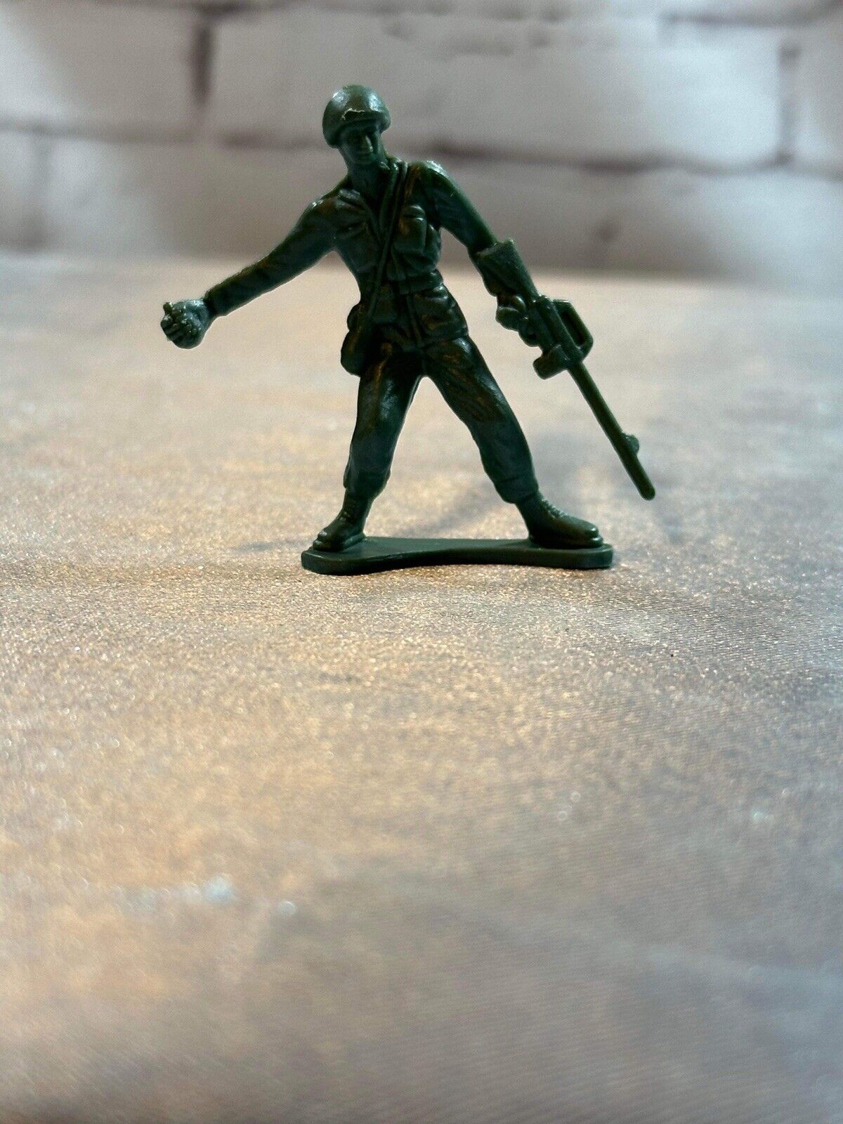 Lot of Tan/Green Plastic Army Men 2" Inch Bulk Action Figures Toy Soldiers