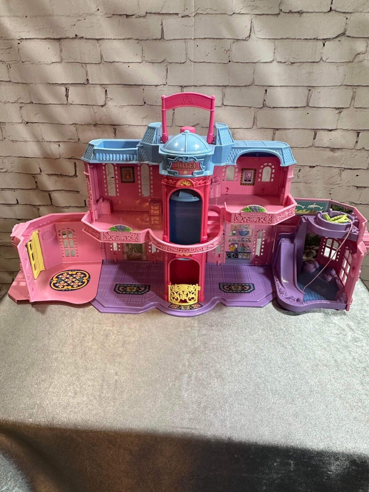 VTG Fisher Price Dolls 2001 Sweet Streets Hotel Cafe 75420 VTY