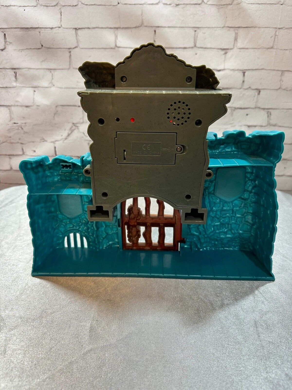 SKULL CASTLE PLAYSET WITH LIGHTS AND SOUNDS FOR 3.75" ACTION FIGURES VTY 002