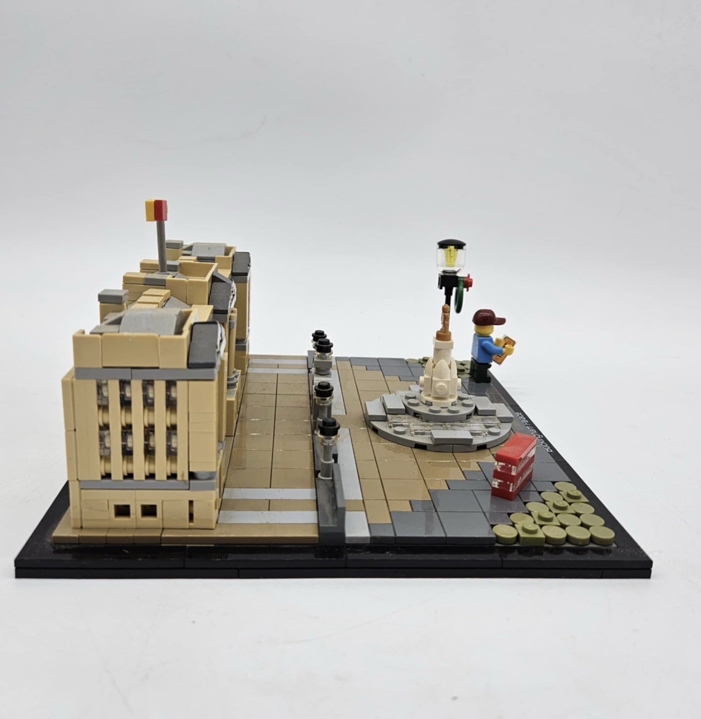 LEGO ARCHITECTURE: Buckingham Palace (21029) Retired