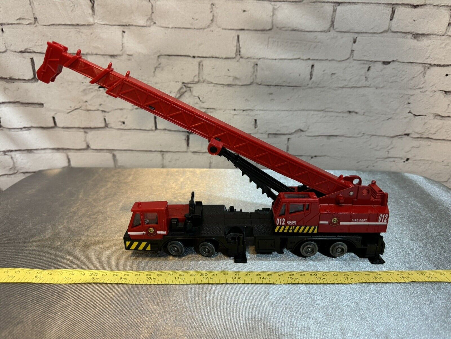 A-DS FIRE DEPT. 012 MOBILE CRANE TRUCK 12" LONG 76101 Station 005