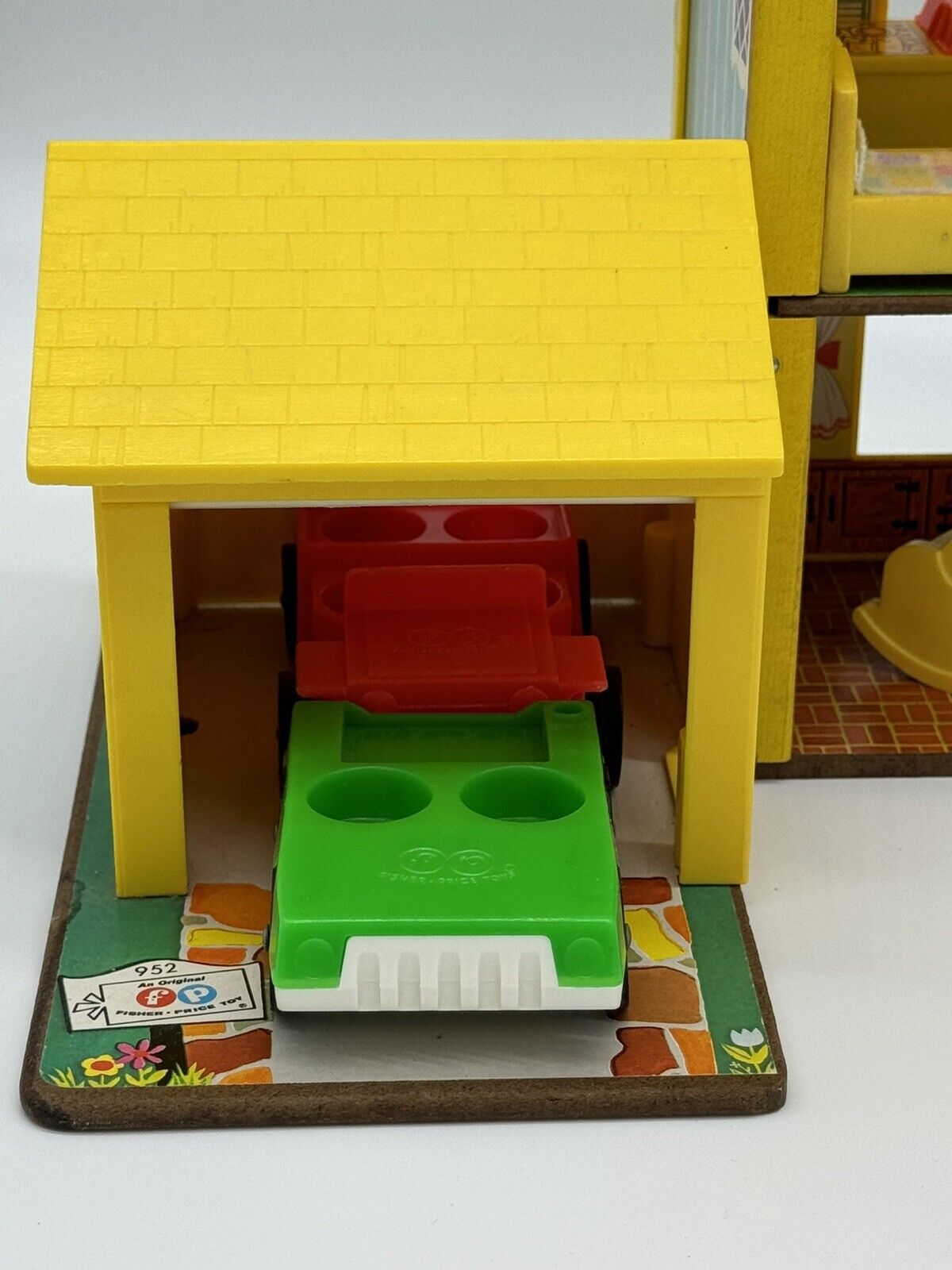 Vintage 1969 Fisher Price LITTLE PEOPLE #952 Yellow House, Figures & Furniture