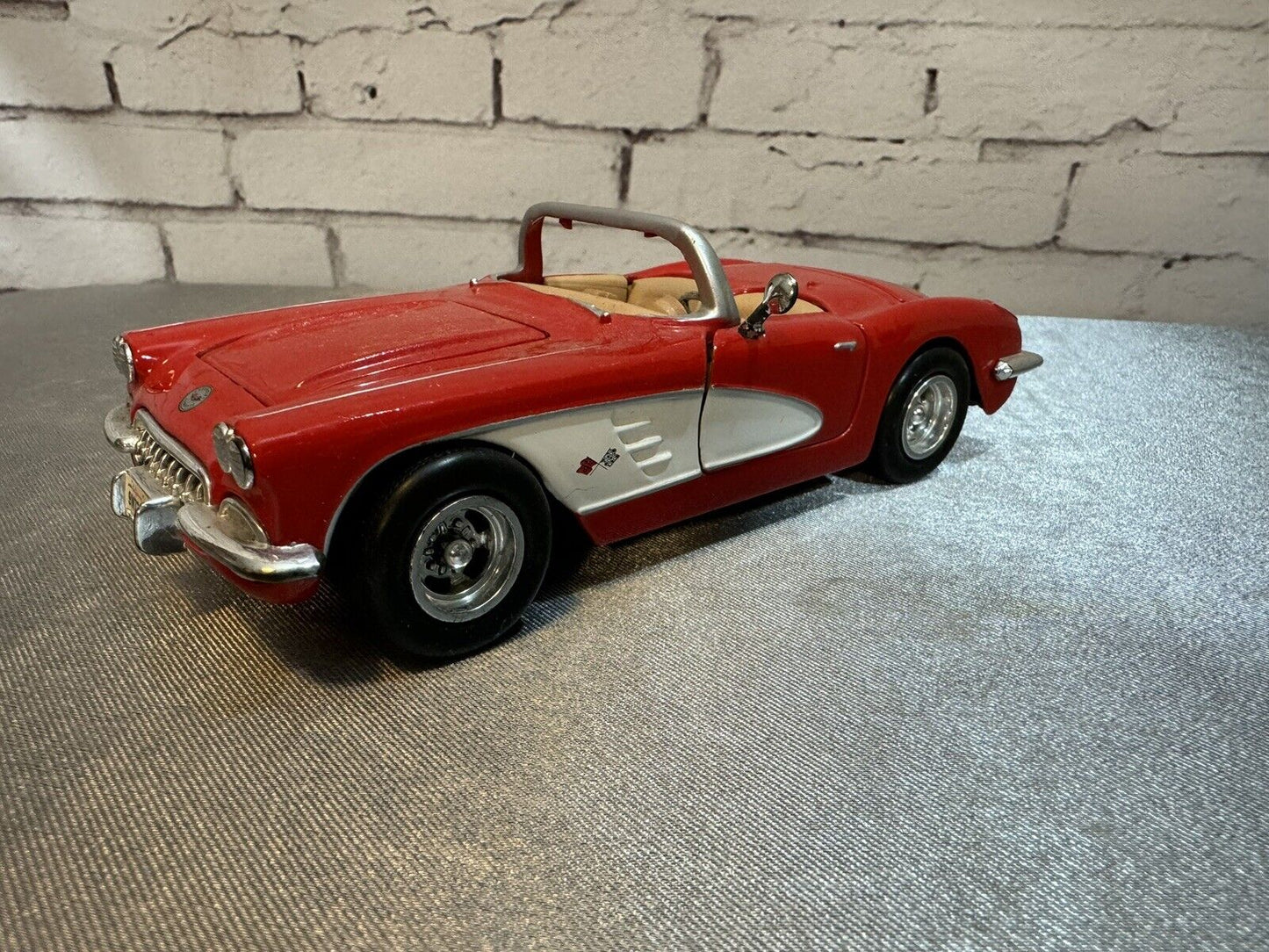 Motormax 1958 Chevrolet Corvette Red and White 1:24 Scale Model Fleet Farm 005