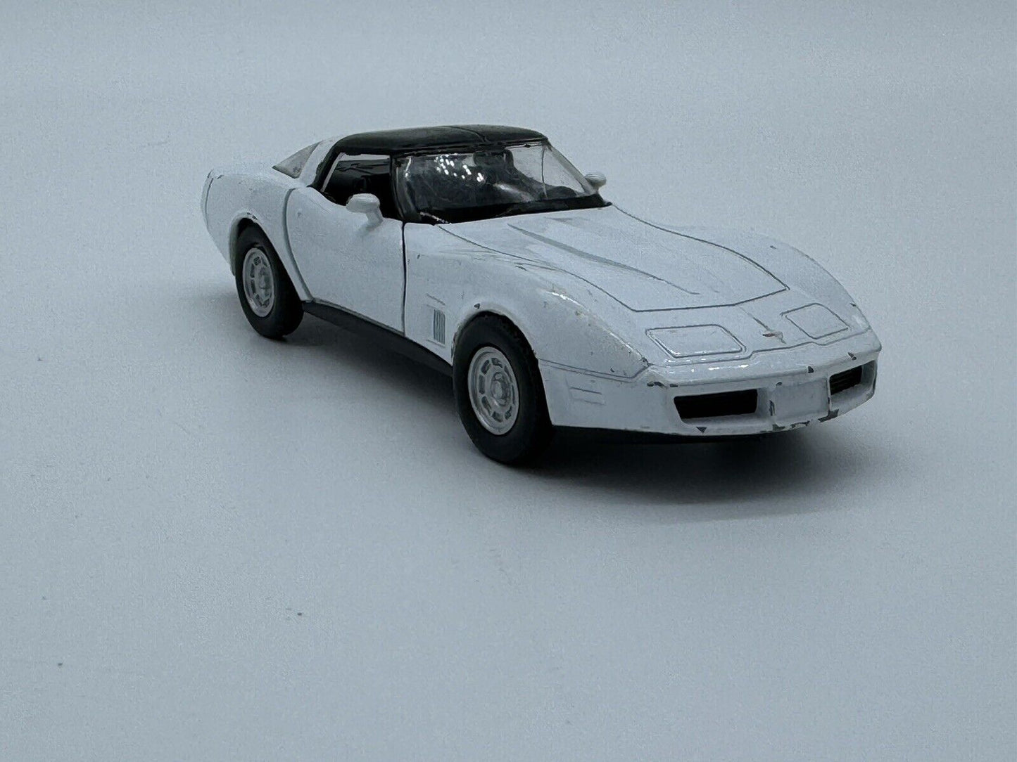 Welly 1982 Chevrolet Chevy Corvette Stingray Coupe White 1/38 Scale DieCast 006
