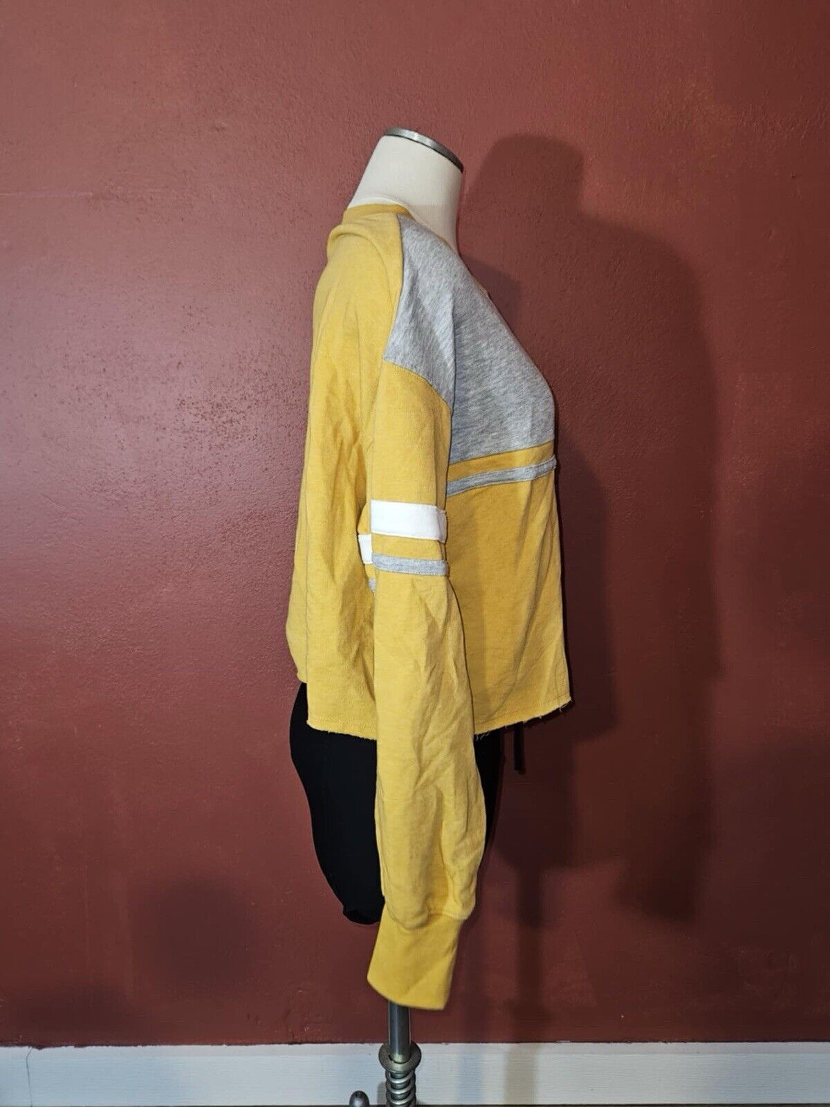 lounge life SO small womens sweatshirt cropped long sleeve yellow white