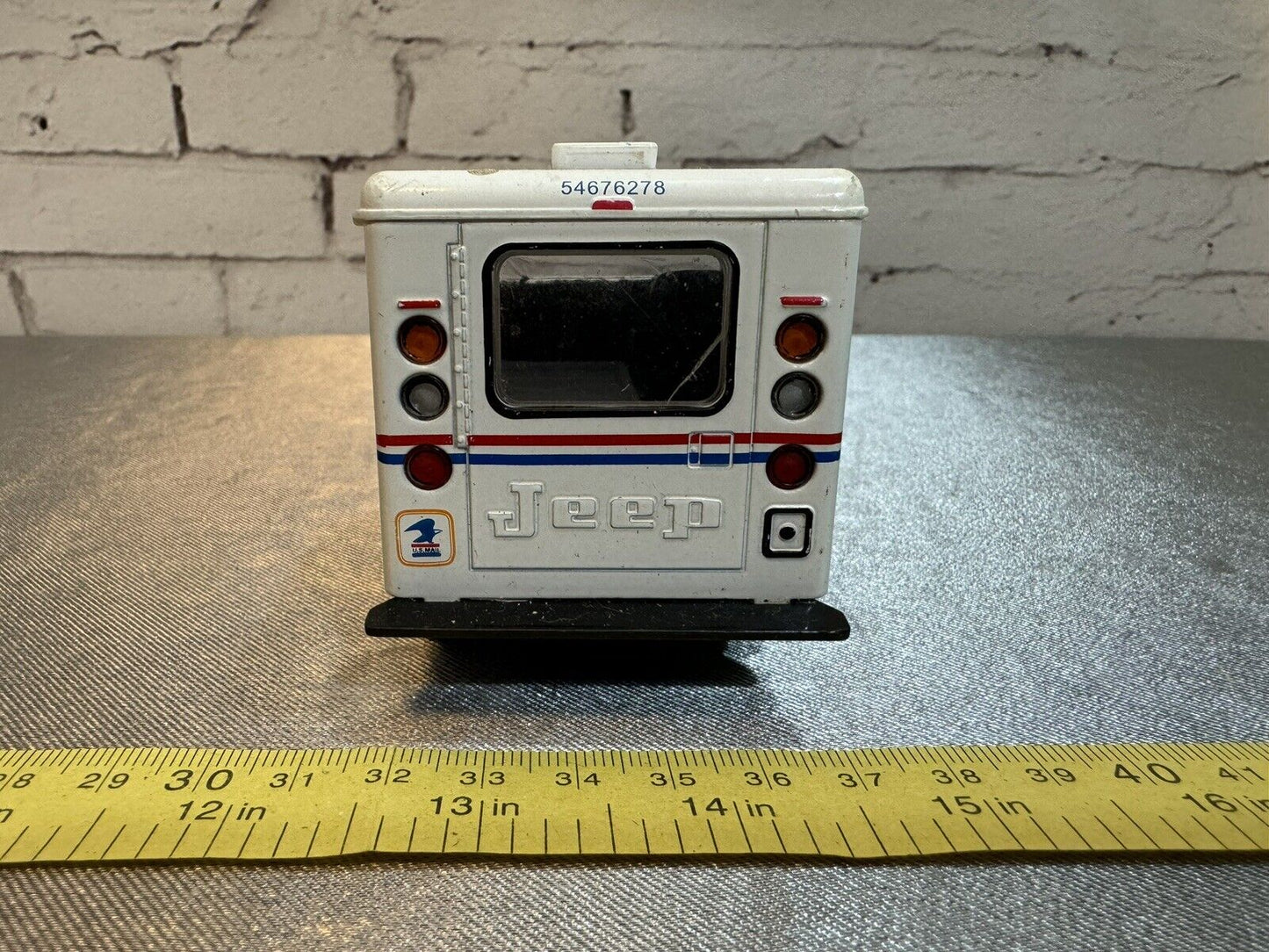 Kinsmart 1971 Mail Jeep 1:26 DJ-5B Moving Doors