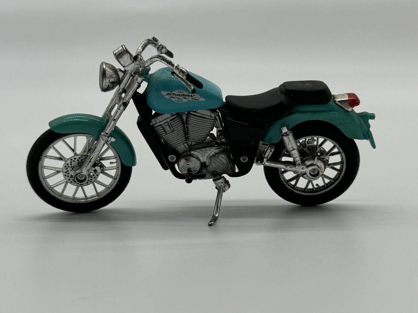 MAISTO HONDA Shadow VT1100C2, Motorbike / Motorcycle, 1/18 Scale Model bike