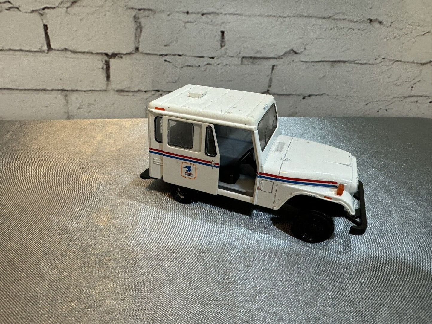 Kinsmart 1971 Mail Jeep 1:26 DJ-5B Moving Doors