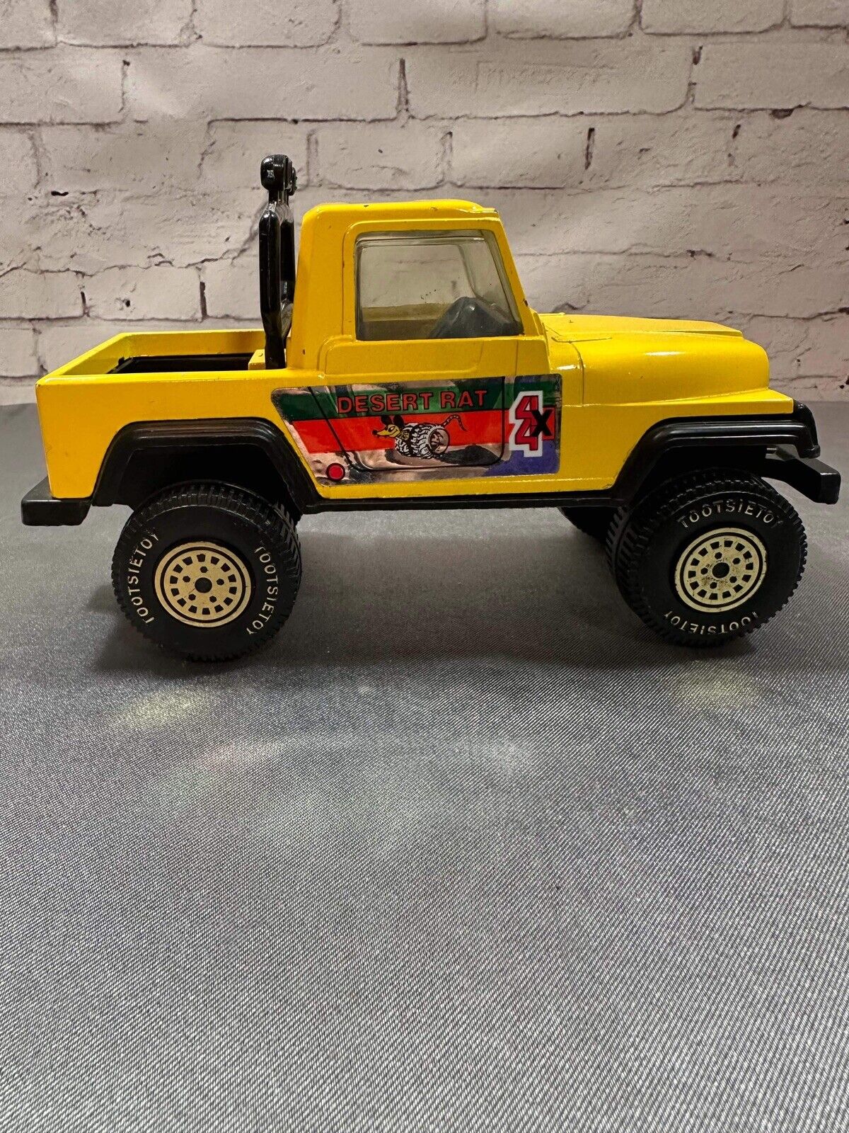 Tootsietoy Metal Desert Rat 4 x 4 Jeep Rare Vintage Yellow Display Made In USA
