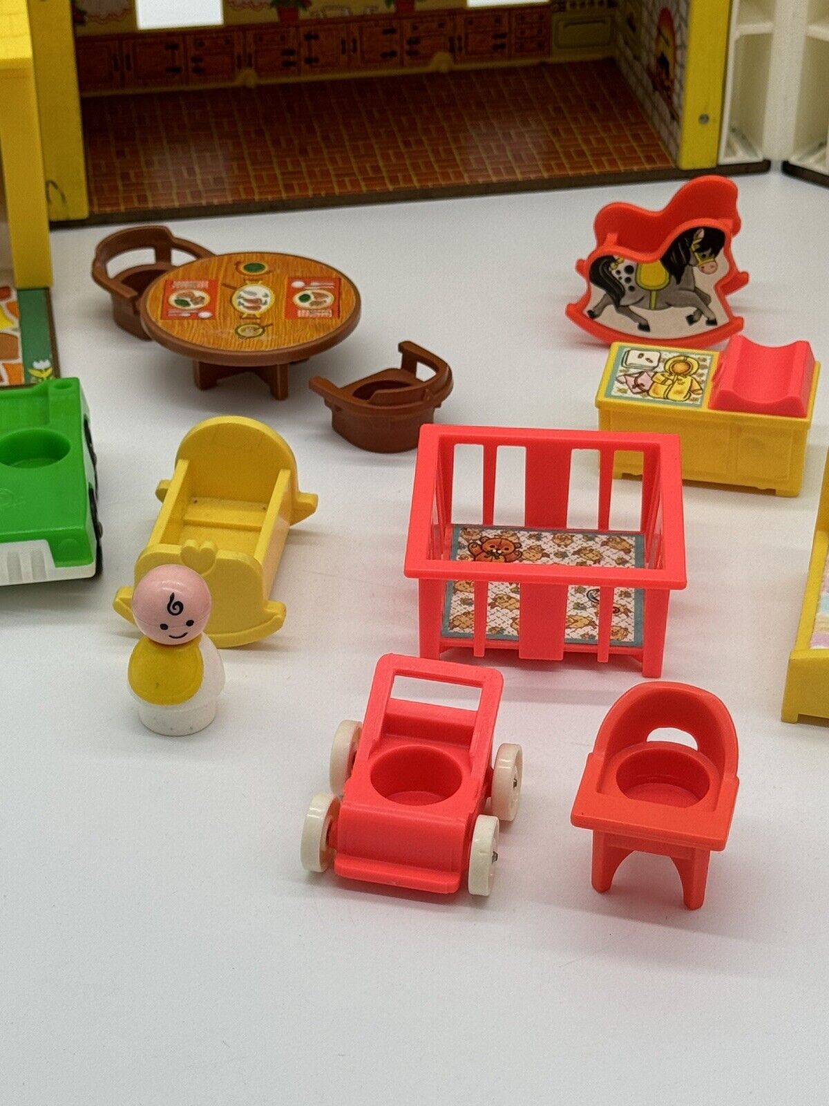 Vintage 1969 Fisher Price LITTLE PEOPLE #952 Yellow House, Figures & Furniture