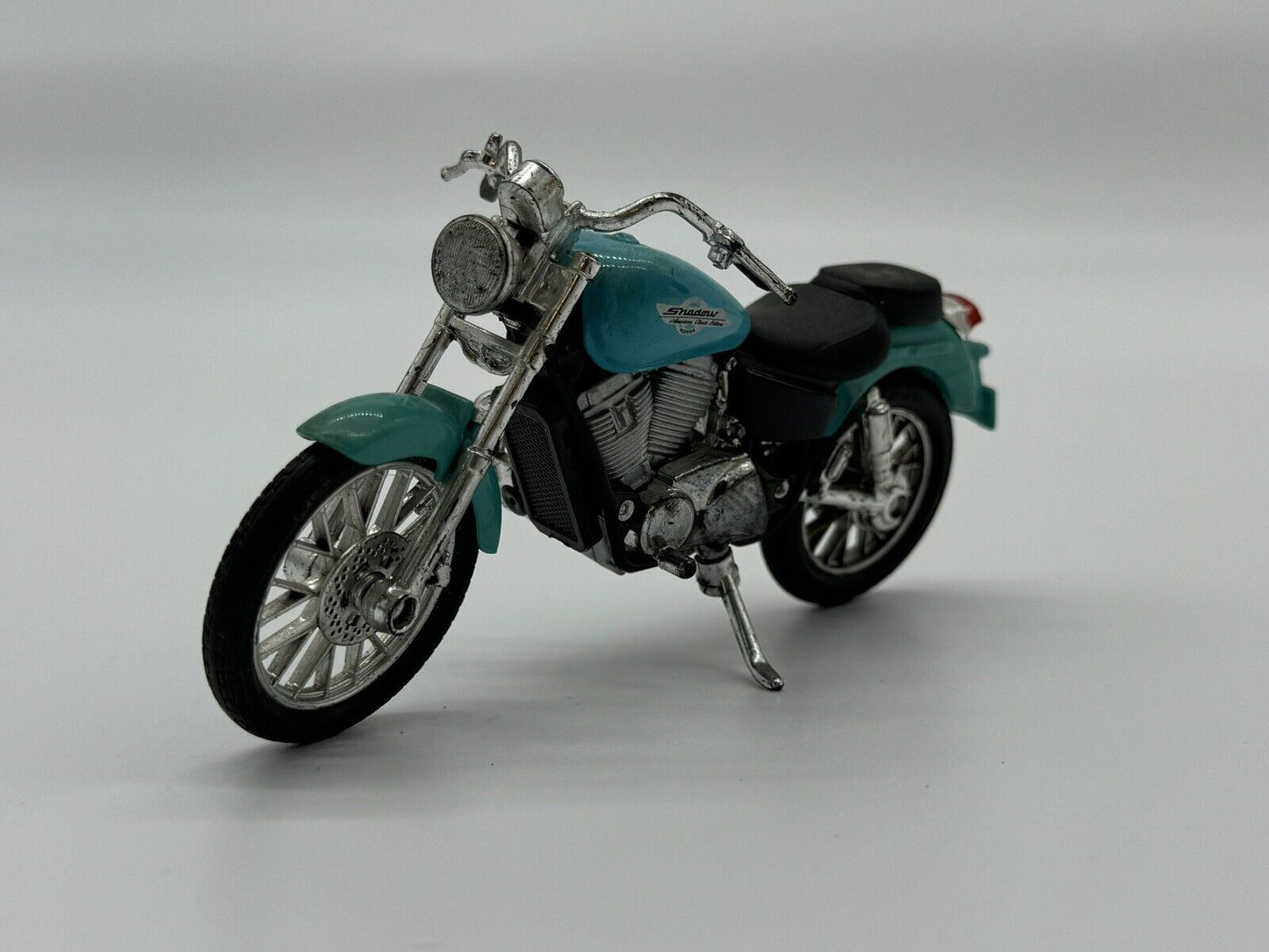 MAISTO HONDA Shadow VT1100C2, Motorbike / Motorcycle, 1/18 Scale Model bike
